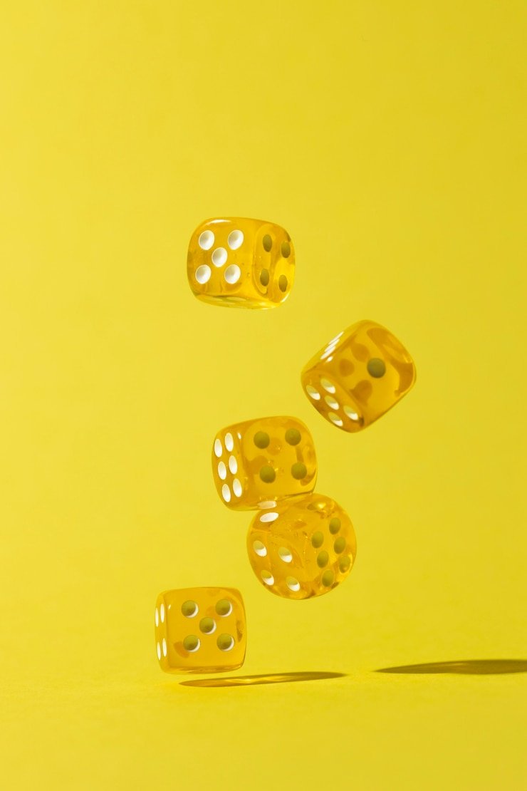 Contoh kombinasi kartu pair dan three of a kind dalam permainan Capsa Susun